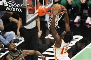 Clint Capela au dunk sous les yeux de Jaylen Brown. KEYSTONE/EPA/CJ GUNTHER